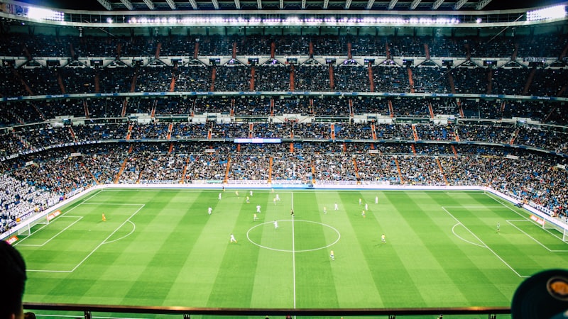 英超联赛激烈比赛场景，双方球员在争抢头球